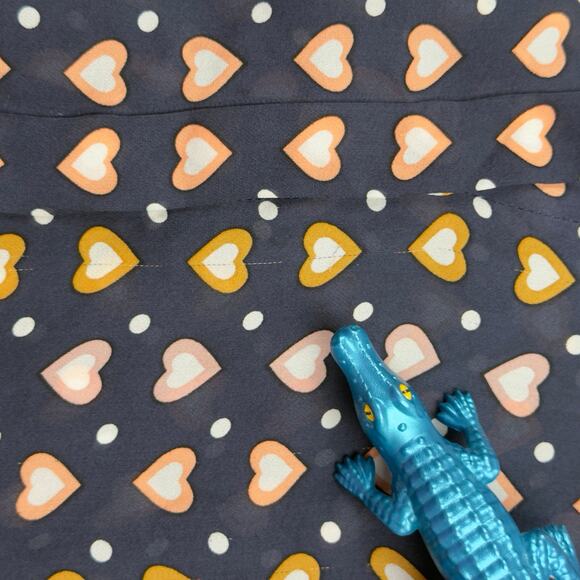 J.Crew Sz 2 100% Silk Hearts Print Sleeveless Blouse Career Layer Basic Classy - Picture 7 of 7